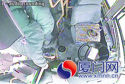 高强先下车，再把行动不便的老人抱上公交车。