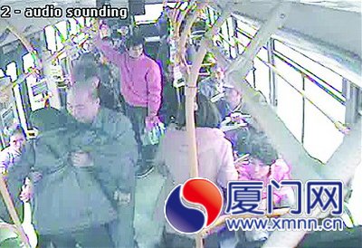 高强慢慢地把老人扶到座椅上。