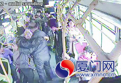 车辆到站后，高强又将老人扶下车