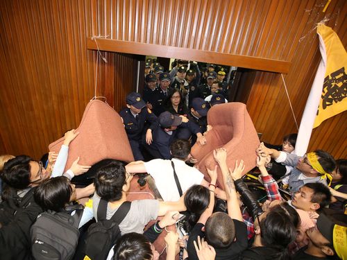 有约100多名青年学生18日晚9时冲进台湾“立法院”抗 