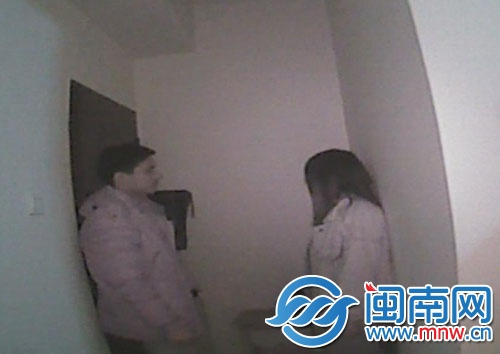 父亲苦求女儿回家，女儿扭头不理（视频截图）