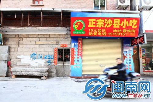 霞淮街餐饮店大多跟出事小吃店一样