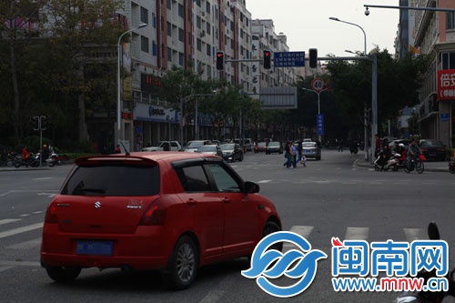 一辆小车在田安路和湖心街路口看到右转绿灯不亮