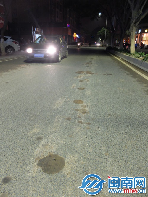 泥土撒得路面都是泥印，尘土飞扬