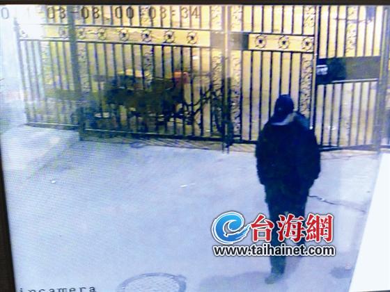 嫌犯经过监控时故意躲避