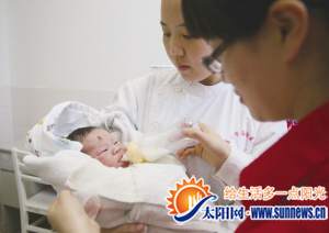 医护人员细心呵护这个奇迹降生的小生命