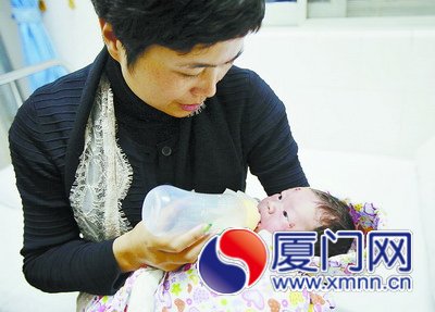 爱心妈妈赶往医院看望宝宝。