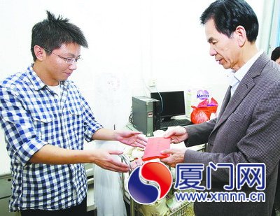 市慈善总会到医院为宝宝送上救助款。