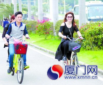 昨日厦门气温回升，图为穿短袖的游人