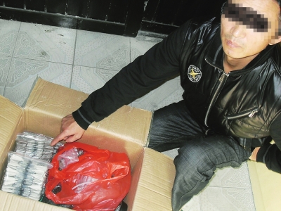 犯罪嫌疑人指认毒镖