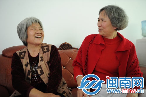 黄阿姨（左）和李阿姨唱起她们年轻时的歌