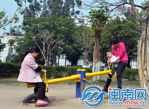 阳光明媚，市民户外活动