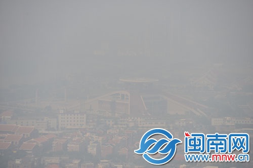 雾气中，远处建筑物有些模糊