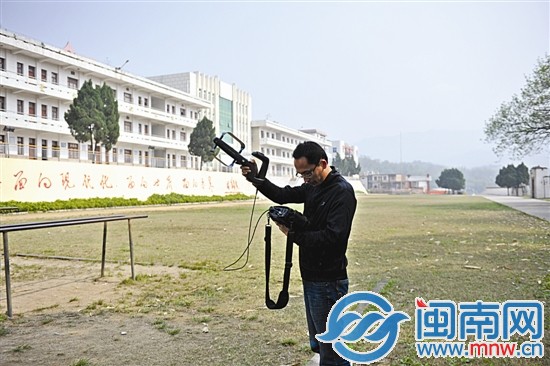 无线电管理局技术人员正手持频谱仪在寻找信号干扰源