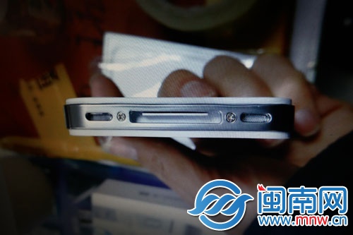 收件方发现快递里装的是iPhone4S模型机
