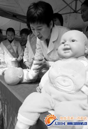 家政服务节现场的婴儿护理展示