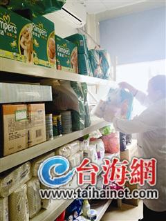 社会各界给“奇迹宝宝”送来的纸尿裤、奶粉、衣服等