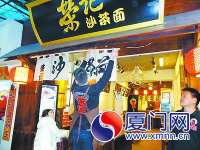 在近期的整治行动中，不少商家自行拆除违规店招。