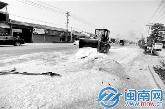 玻璃碎了一地，占了半个车道
