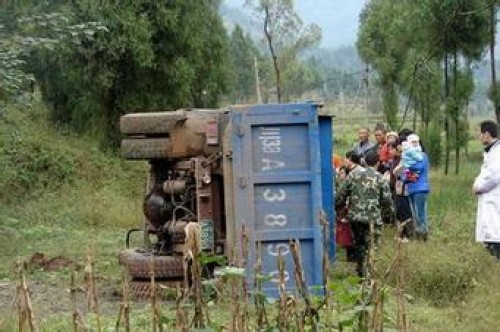 湖南怀化一载人双排座农用车 坠入山沟致6人死亡