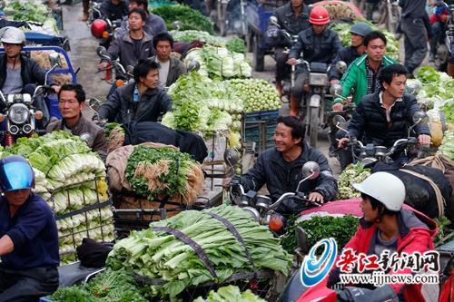 300多辆运输蔬菜的三轮车进入曾井菜市场蔬菜批发交 