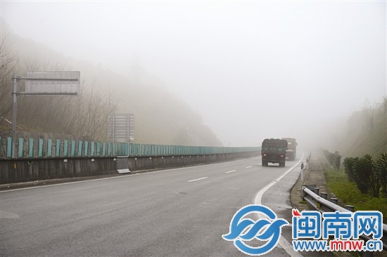 泉三高速德化路段雾气弥漫