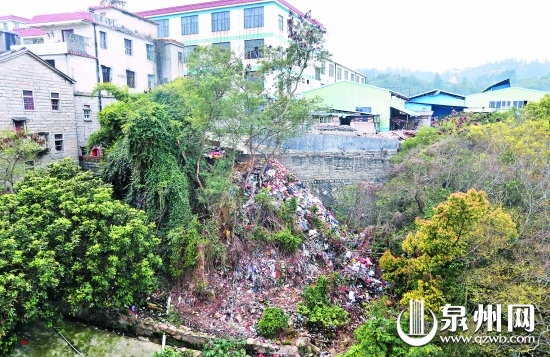 斜坡上堆满垃圾