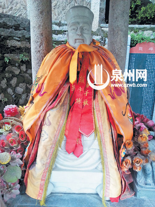 草庵旁有供奉着钱楩石雕神像的亭子