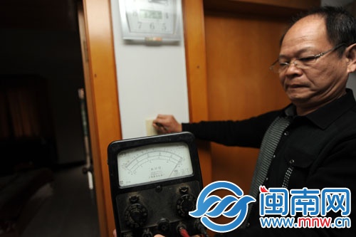 傅先生用自家万能表测试电压，数值接近250伏