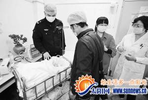 宝宝的叔叔见到宝宝后,连说“谢谢你们的细心照顾”。