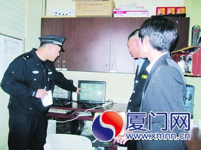 民警向酒店人员传授识别逃犯的技巧。