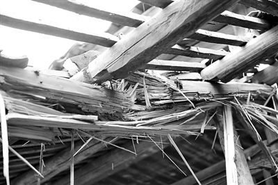 南平五夫镇一处凉亭被雷电炸坏