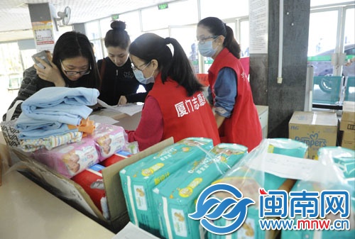 海沧医院的爱心捐助点堆满了爱心人士捐赠的婴儿用品