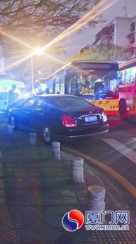 这辆轿车“卡在”十字路口造成交通拥堵