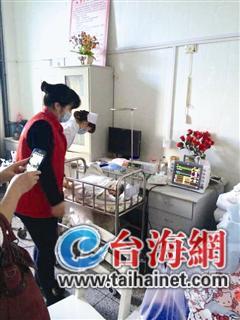 志愿者正在照顾宝宝