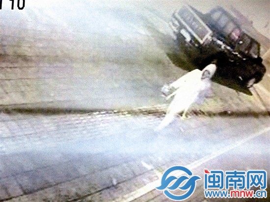 王某拎着油漆桶，被路口监控拍下