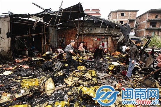 满地都是被烧毁的金纸，邻里帮忙清理