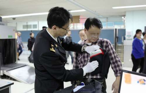 罗湖海关在2名入境内地男子胸部查获利用特制腰封绑 