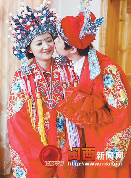 穿古装的新郎新娘