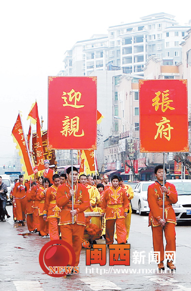 大街上，婚娶队伍浩浩荡荡。