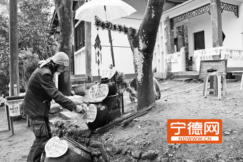 每次游客喝完的茶杯,傅喜文都会分四道水来清洗。