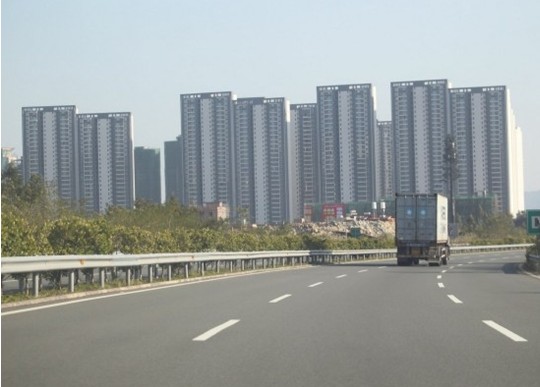 惠州，马路空荡，无居民行走。