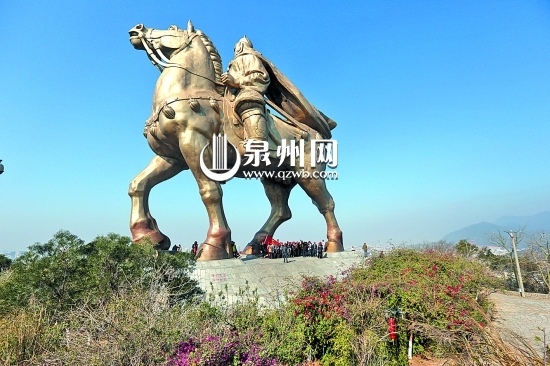 郑成功雕像雄伟挺拔