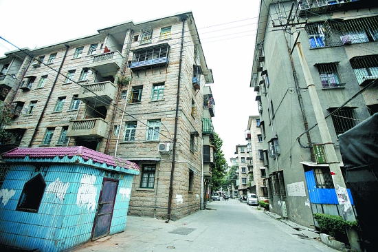 市区西郊新村的石头房