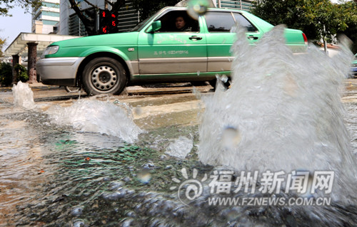 福州长乐北路水管爆裂