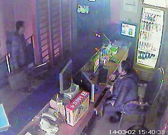 监控视频里发现嫌疑人盗窃
