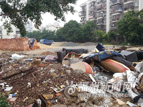 场地空置，堆满垃圾。