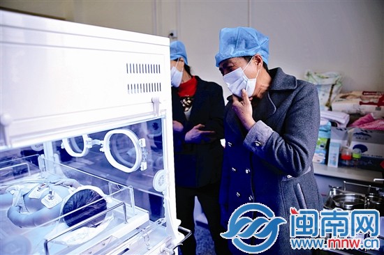 外婆在病房内看到宝宝时难掩悲伤情绪