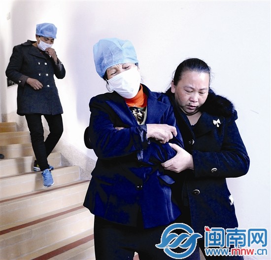 奶奶（前排左）探视完宝宝后，伤心得几度软了身子