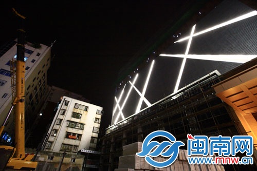 不夜城长亮的霓虹灯照亮隔壁的楼房